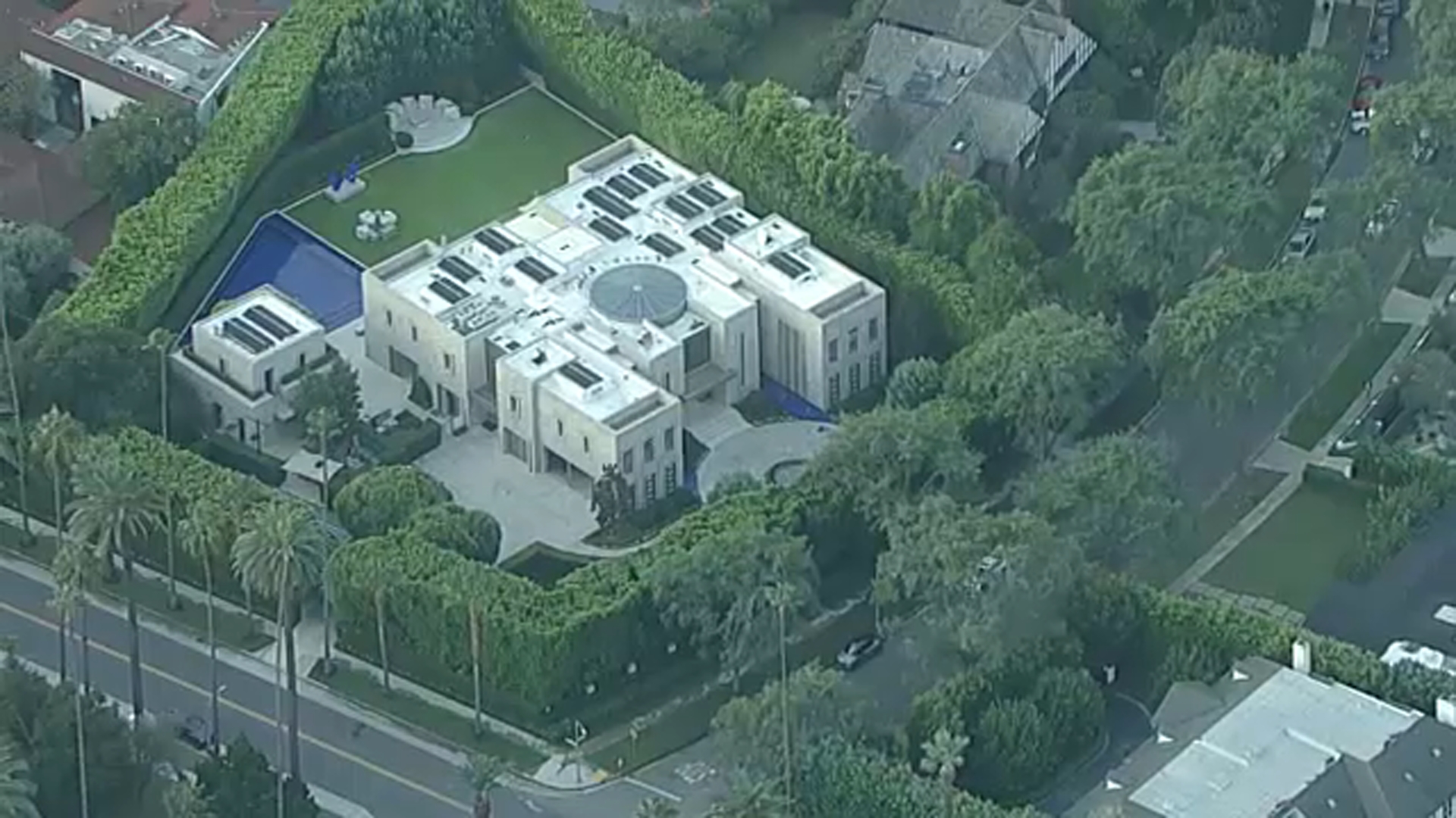 FBI serves search warrant tied to Eric Swalwell investigation at mansion in Beverly Hills
— WABC-TV Eyewitness News (ABC7 NY)